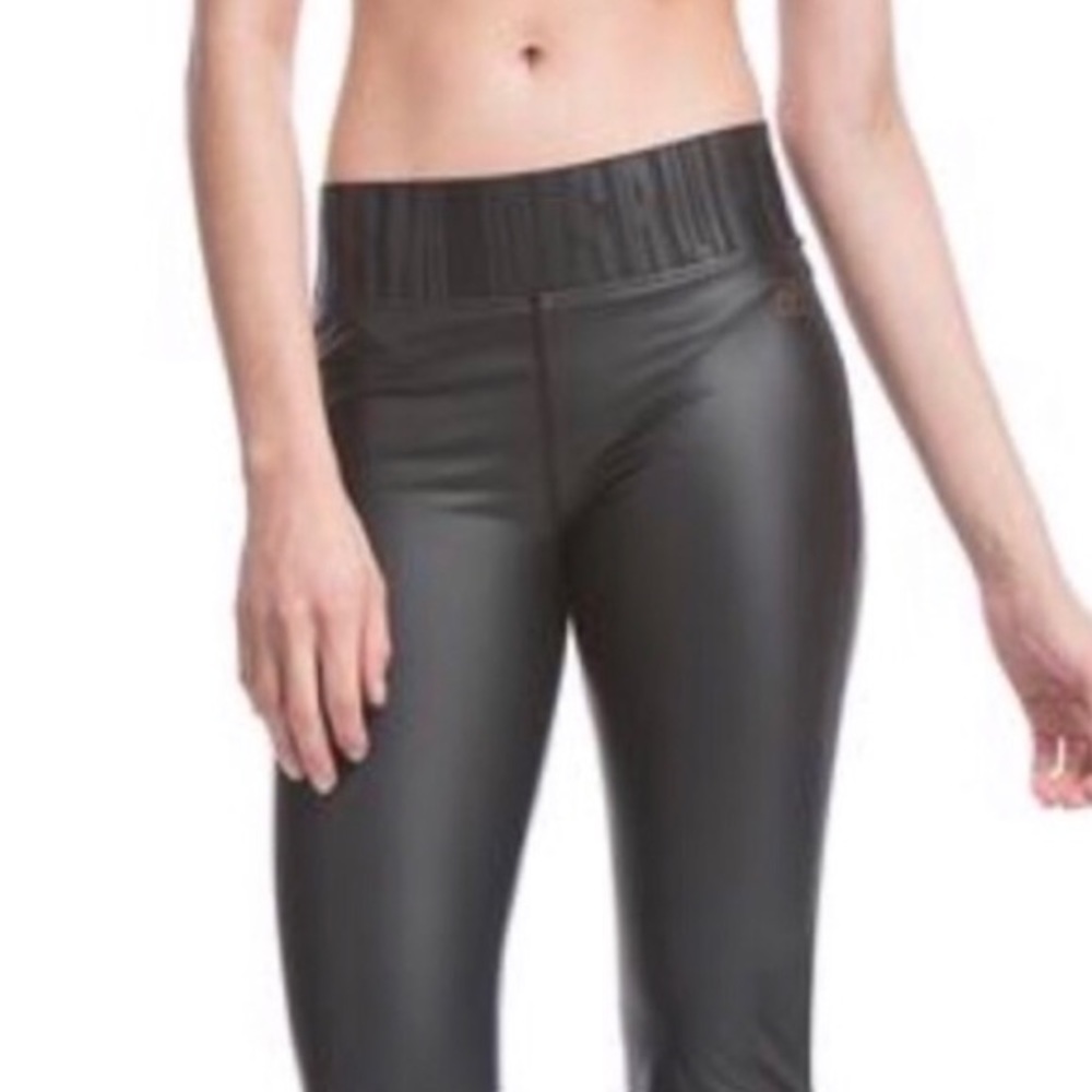 Lime and Vine - Vera Capri Leggings